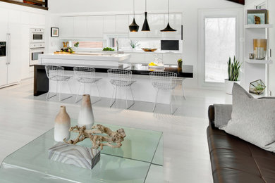 Идея дизайна: параллельная кухня-гостиная среднего размера, у окна в стиле модернизм с светлым паркетным полом, белым полом, врезной мойкой, плоскими фасадами, белыми фасадами, столешницей из кварцевого агломерата, белой техникой и островом