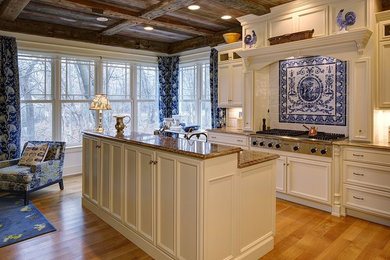 Example of a classic kitchen design in Milwaukee