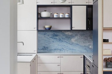 Aménagement d'une petite cuisine contemporaine en L avec un placard à porte plane, des portes de placard grises, un plan de travail en quartz, une crédence bleue, une crédence en marbre, une péninsule et un plan de travail gris.