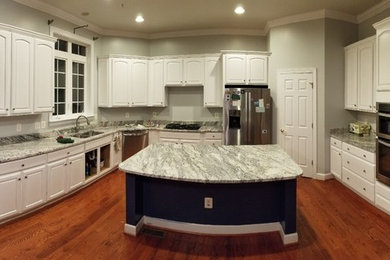 Geschlossene, Große Moderne Küche in U-Form mit profilierten Schrankfronten, weißen Schränken und Kücheninsel in Washington, D.C.