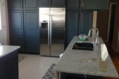 Offene, Mittelgroße Klassische Küche in L-Form mit Unterbauwaschbecken, profilierten Schrankfronten, blauen Schränken, Marmor-Arbeitsplatte, Küchengeräten aus Edelstahl, Porzellan-Bodenfliesen und zwei Kücheninseln in Chicago