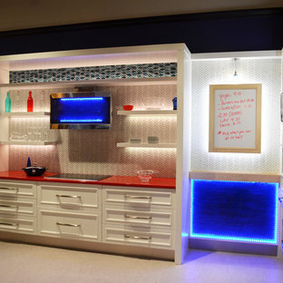 Idee per una cucina a L contemporanea chiusa e di medie dimensioni con ante con riquadro incassato, ante bianche, top in superficie solida, paraspruzzi bianco, paraspruzzi con piastrelle di vetro, elettrodomestici in acciaio inossidabile, pavimento in vinile, nessuna isola e top rosso