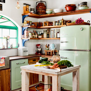 Ispirazione per una piccola cucina country con lavello stile country, nessun'anta, ante in legno scuro, top in legno, paraspruzzi bianco, elettrodomestici colorati, pavimento in terracotta e pavimento arancione