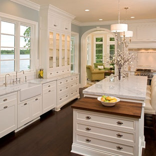 Ispirazione per una grande cucina ad U chic chiusa con lavello stile country, top in marmo, ante bianche, paraspruzzi bianco, paraspruzzi con piastrelle diamantate, elettrodomestici in acciaio inossidabile, parquet scuro, isola, pavimento marrone, top bianco e ante con riquadro incassato