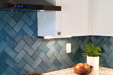 Idée de décoration pour une cuisine minimaliste avec une crédence bleue.