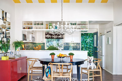 サンフランシスコにあるエクレクティックスタイルのおしゃれなキッチン (フラットパネル扉のキャビネット、白いキャビネット、青いキッチンパネル、白い調理設備) の写真