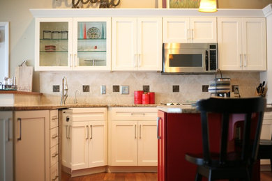 グランドラピッズにある高級な広いトランジショナルスタイルのおしゃれなキッチン (シェーカースタイル扉のキャビネット、白いキャビネット) の写真