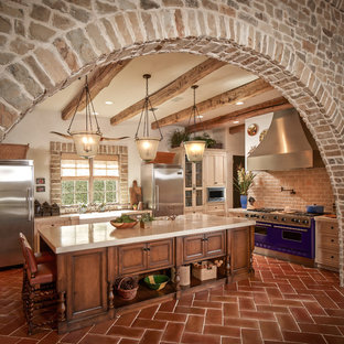 Immagine di una cucina mediterranea con elettrodomestici colorati, pavimento in terracotta e top beige