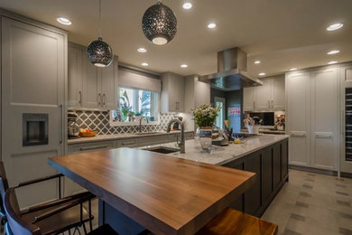 Idéer för ett avskilt, stort klassiskt grå l-kök, med en undermonterad diskho, luckor med infälld panel, grå skåp, marmorbänkskiva, flerfärgad stänkskydd, integrerade vitvaror, cementgolv, en köksö och beiget golv