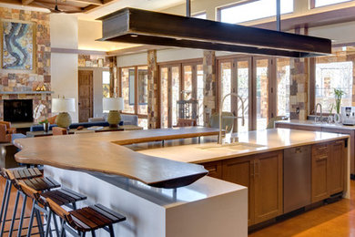 アルバカーキにあるラグジュアリーな巨大なコンテンポラリースタイルのおしゃれなキッチン (シェーカースタイル扉のキャビネット、濃色木目調キャビネット、シルバーの調理設備、アンダーカウンターシンク) の写真