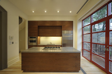 На фото: кухня в стиле модернизм с техникой из нержавеющей стали