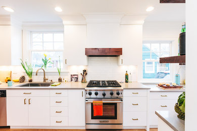 ポートランドにある高級な中くらいなトランジショナルスタイルのおしゃれなキッチン (シングルシンク、フラットパネル扉のキャビネット、白いキャビネット、クオーツストーンカウンター、白いキッチンパネル、セラミックタイルのキッチンパネル、淡色無垢フローリング) の写真