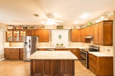 Example of a classic kitchen design in Austin