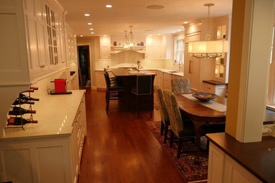 ボストンにある広いトラディショナルスタイルのおしゃれなキッチン (インセット扉のキャビネット、白いキャビネット、木材カウンター、白いキッチンパネル、磁器タイルのキッチンパネル、パネルと同色の調理設備、無垢フローリング) の写真