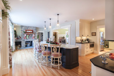 Offene, Mittelgroße Klassische Küche in U-Form mit Schrankfronten im Shaker-Stil, weißen Schränken, Marmor-Arbeitsplatte, hellem Holzboden und Kücheninsel in Boston