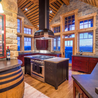 Idee per una cucina stile rurale chiusa con ante in stile shaker, paraspruzzi grigio, paraspruzzi con piastrelle in pietra, elettrodomestici in acciaio inossidabile e ante in legno scuro