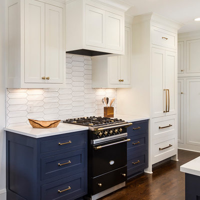 Example of a mid-sized transitional l-shaped dark wood floor and brown floor eat-in kitchen design in Minneapolis with an undermount sink, shaker cabinets, white cabinets, quartz countertops, white backsplash, ceramic backsplash, paneled appliances and no island