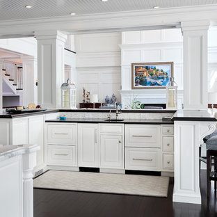 Ispirazione per un'ampia cucina design con lavello da incasso, ante con riquadro incassato, ante bianche, paraspruzzi bianco, paraspruzzi con piastrelle in ceramica, elettrodomestici bianchi, parquet scuro e top in onice