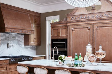 Esempio di una grande cucina chic con ante con riquadro incassato, ante in legno chiaro, top in marmo e top grigio