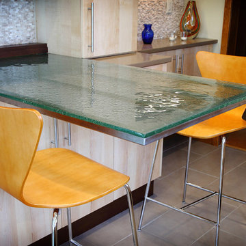 Breakfast table with textured glass counter for a modern kitchen