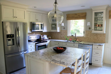 Inredning av ett klassiskt mellanstort kök, med en undermonterad diskho, luckor med infälld panel, vita skåp, granitbänkskiva, beige stänkskydd, stänkskydd i travertin, rostfria vitvaror, klinkergolv i porslin, en köksö och vitt golv