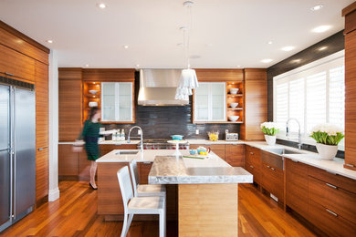 他の地域にあるコンテンポラリースタイルのおしゃれなキッチン (エプロンフロントシンク、シルバーの調理設備) の写真