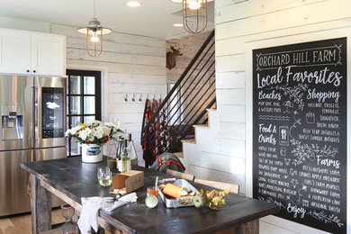 Example of a country eat-in kitchen design in Grand Rapids