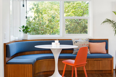 Источник вдохновения для домашнего уюта: кухня в стиле ретро с обеденным столом, плоскими фасадами, фасадами цвета дерева среднего тона, паркетным полом среднего тона, островом и коричневым полом