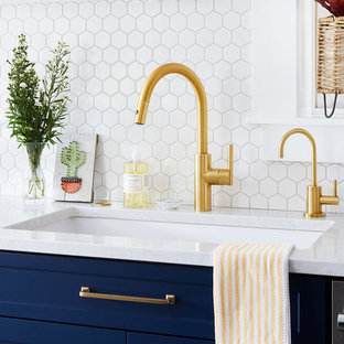 Idées déco pour une cuisine ouverte parallèle contemporaine avec un évier 1 bac, un placard à porte shaker, des portes de placard bleues, un plan de travail en quartz modifié, une crédence blanche, une crédence en carreau de céramique, un électroménager en acier inoxydable, un sol en ardoise, aucun îlot, un sol vert et un plan de travail blanc.