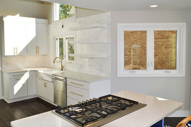 Exempel på ett stort modernt kök och matrum, med en rustik diskho, släta luckor, vita skåp, bänkskiva i kvarts, vitt stänkskydd, stänkskydd i marmor, rostfria vitvaror, mörkt trägolv, en köksö och brunt golv
