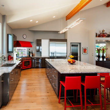 Bright Colors Breathe Style into Transitional (Custom Home)