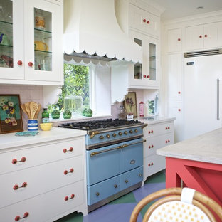 Foto di una cucina ad ambiente unico boho chic con ante bianche, top in legno, paraspruzzi con piastrelle in ceramica, pavimento in legno verniciato, elettrodomestici colorati e ante in stile shaker