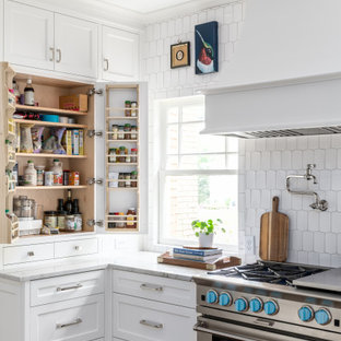 Foto di una grande cucina costiera con lavello sottopiano, ante in stile shaker, ante bianche, top in quarzite, paraspruzzi bianco, paraspruzzi in marmo, elettrodomestici da incasso, parquet scuro, isola, pavimento marrone e top bianco