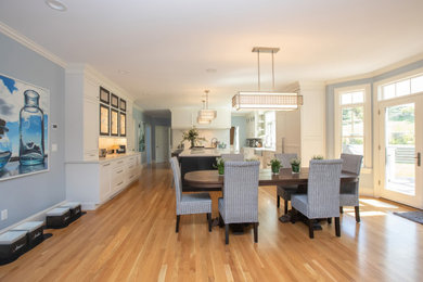 Esempio di una sala da pranzo aperta verso la cucina minimalista di medie dimensioni con parquet chiaro e pavimento marrone