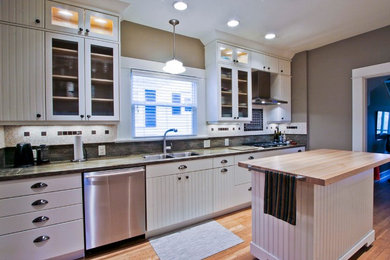 Kitchen - traditional kitchen idea in Seattle