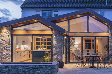 Пример оригинального дизайна: прямая кухня-гостиная в стиле модернизм с фасадами в стиле шейкер и островом