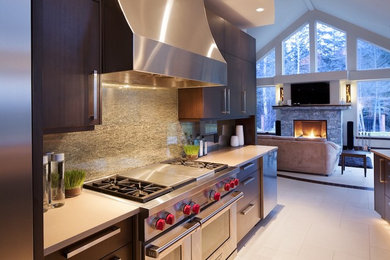 Example of a classic kitchen design in Vancouver