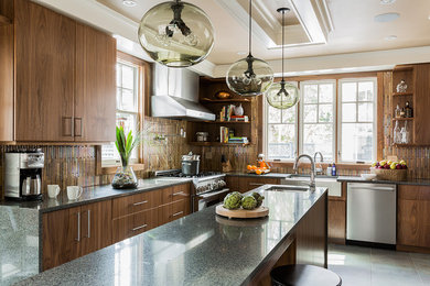 Moderne Küche in L-Form mit Landhausspüle, flächenbündigen Schrankfronten, dunklen Holzschränken, bunter Rückwand und Küchengeräten aus Edelstahl in Boston