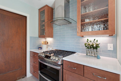 Exempel på ett mellanstort klassiskt vit vitt kök, med en rustik diskho, släta luckor, skåp i ljust trä, bänkskiva i kvartsit, blått stänkskydd, stänkskydd i keramik, rostfria vitvaror, klinkergolv i porslin och beiget golv