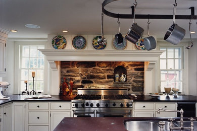 Imagen de cocina tradicional con fregadero bajoencimera, armarios con rebordes decorativos, puertas de armario blancas y electrodomésticos de acero inoxidable