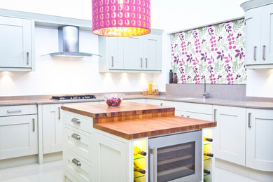 バッキンガムシャーにあるカントリー風のおしゃれなアイランドキッチン (一体型シンク、シェーカースタイル扉のキャビネット、人工大理石カウンター) の写真