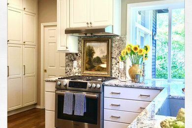 Exempel på ett mellanstort klassiskt grå grått kök, med en undermonterad diskho, skåp i shakerstil, vita skåp, granitbänkskiva, grått stänkskydd, stänkskydd i sten, rostfria vitvaror, mellanmörkt trägolv, en köksö och brunt golv