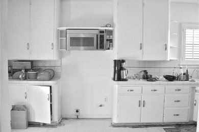 ロサンゼルスにあるお手頃価格の中くらいなエクレクティックスタイルのおしゃれなキッチン (ダブルシンク、タイルカウンター、白いキッチンパネル、シルバーの調理設備、リノリウムの床) の写真