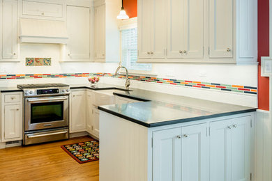 Example of a kitchen design in Chicago