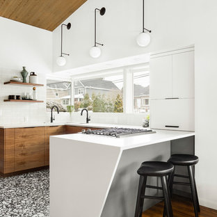 Esempio di una piccola cucina minimal con lavello sottopiano, ante lisce, ante in legno bruno, top in quarzo composito, paraspruzzi bianco, paraspruzzi con piastrelle in ceramica, elettrodomestici da incasso, pavimento alla veneziana, pavimento nero e top bianco