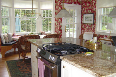 バーリントンにある中くらいなトラディショナルスタイルのおしゃれなキッチン (フラットパネル扉のキャビネット、白いキャビネット、シルバーの調理設備、無垢フローリング) の写真