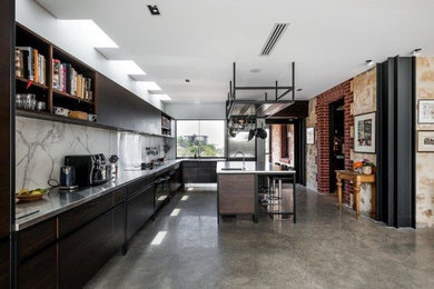 パースにある広いインダストリアルスタイルのおしゃれなアイランドキッチン (一体型シンク、オープンシェルフ、ステンレスカウンター、白いキッチンパネル、コンクリートの床) の写真