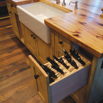 Butcher Block Island With Porcelain Sink and Knive Storage Pull-Out Drawer