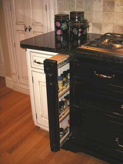 Traditional Kitchen by Sarah Pryor at Mouser Cabinet Trends