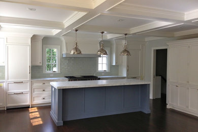 Klassisk inredning av ett stort grå linjärt grått kök och matrum, med en rustik diskho, släta luckor, vita skåp, marmorbänkskiva, grått stänkskydd, stänkskydd i porslinskakel, integrerade vitvaror, mellanmörkt trägolv, en köksö och brunt golv